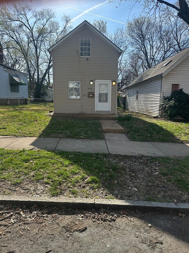 Building Photo - Cozy 2 bedroom home 2 blocks from Carondel...