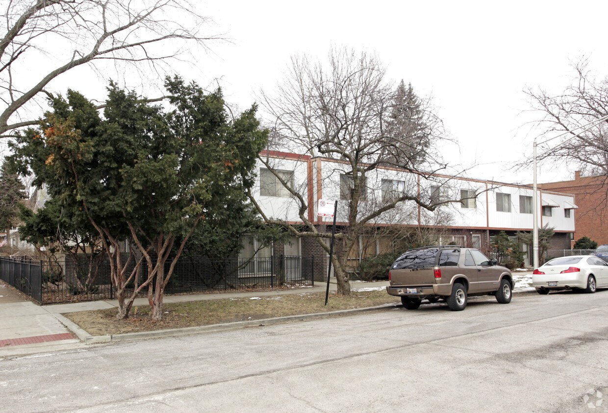 Building Photo - 1700 W Granville Ave