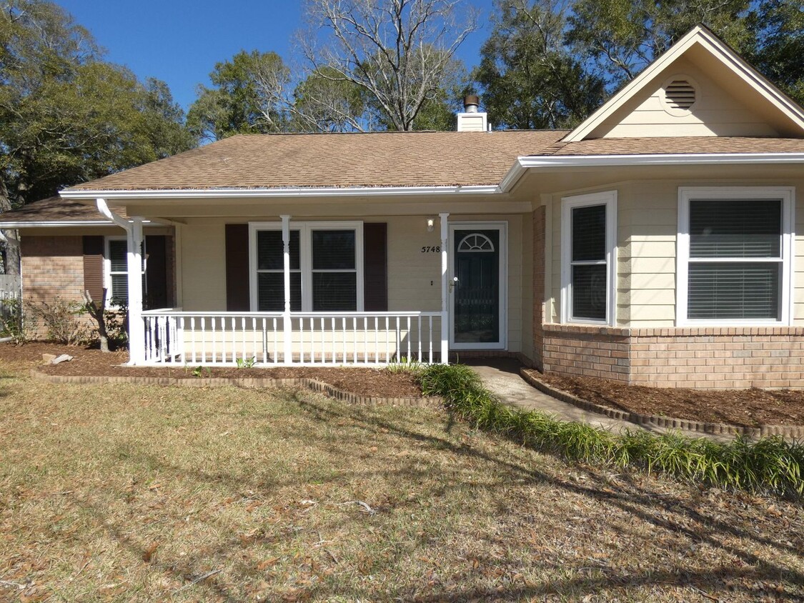 Foto principal - Lovely 3/2 Brick and Vinyl home with White...