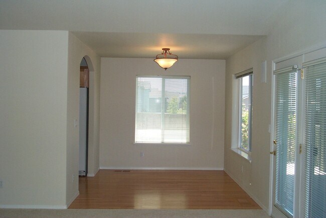 Building Photo - 1305 NE Tucson Way