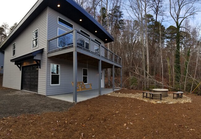 Building Photo - 1529 W Lakeshore Dr