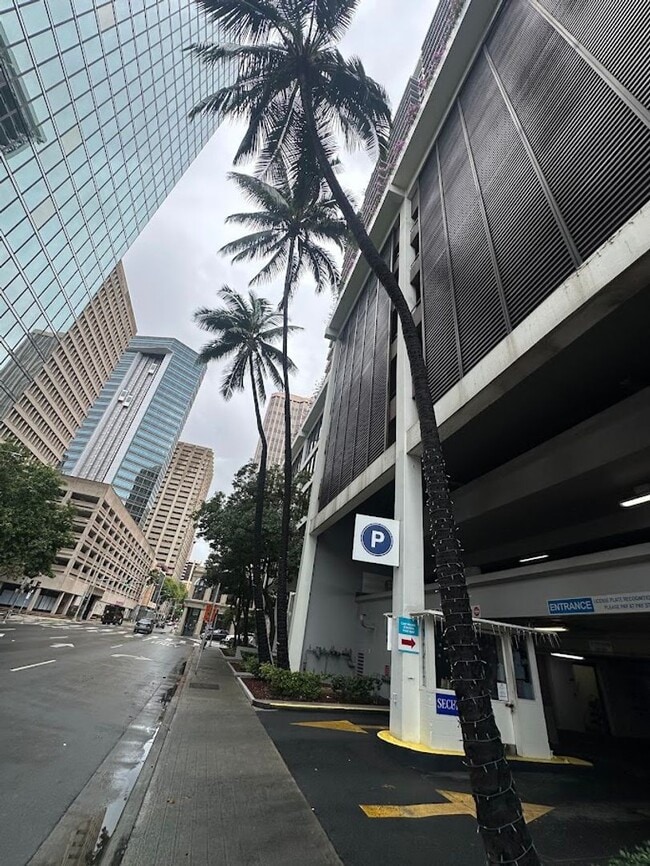 Building Photo - Harbor Square READY TO MOVE IN 1 bed, 1 bath with 1 parking, utilities included, walk to the conv...