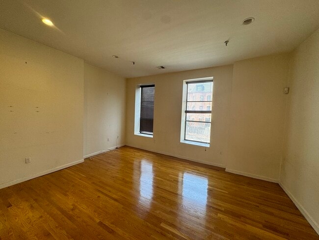Building Photo - 176 W Springfield St