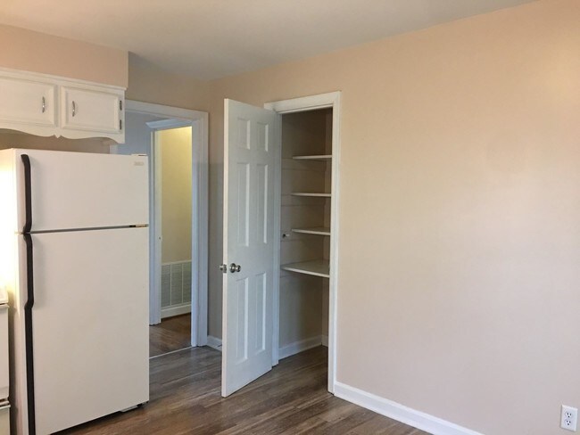 Building Photo - 2 br, 1 bath Apartment - 10400 Deering Road