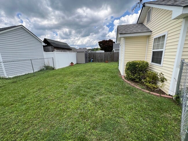 Building Photo - 108 Willow Way