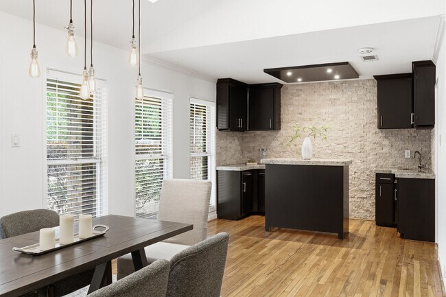 Foto del edificio - 531 Azaleadell Dr