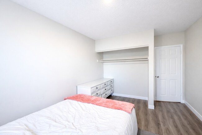 Building Photo - 10724-10105 105 St NW