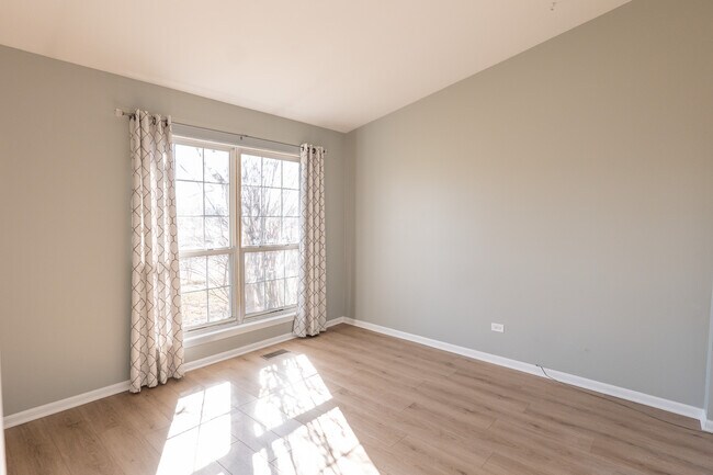 Foto del edificio - 323 Newbury Dr