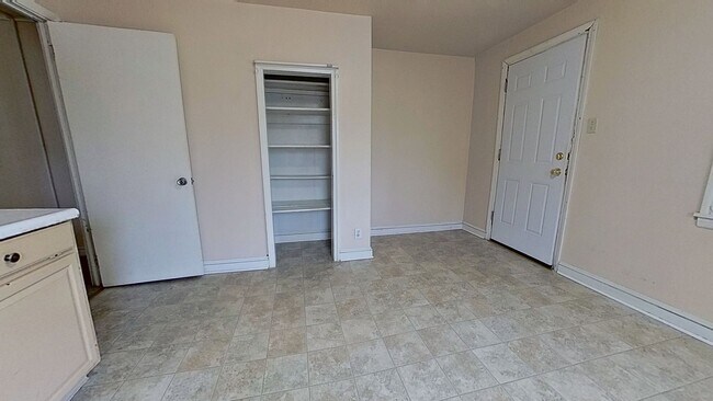 Building Photo - 2nd floor Apartment