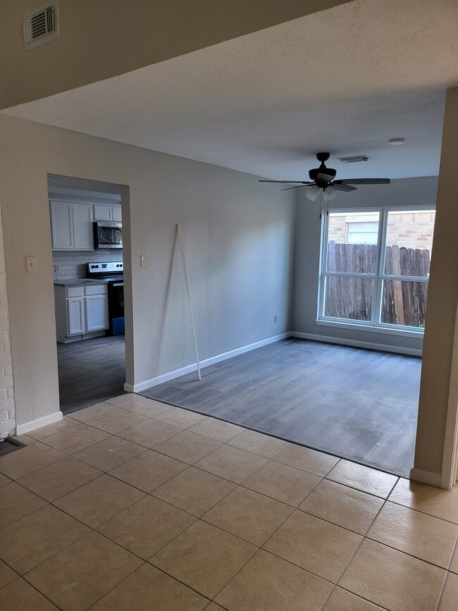 Building Photo - 2315 Green Knoll Dr