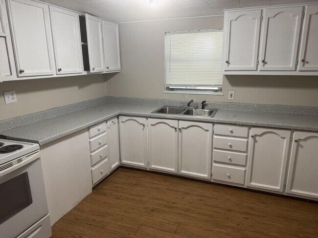 Foto del edificio - 2 Bed 1 Bath with Bonus Storage space & Large yard