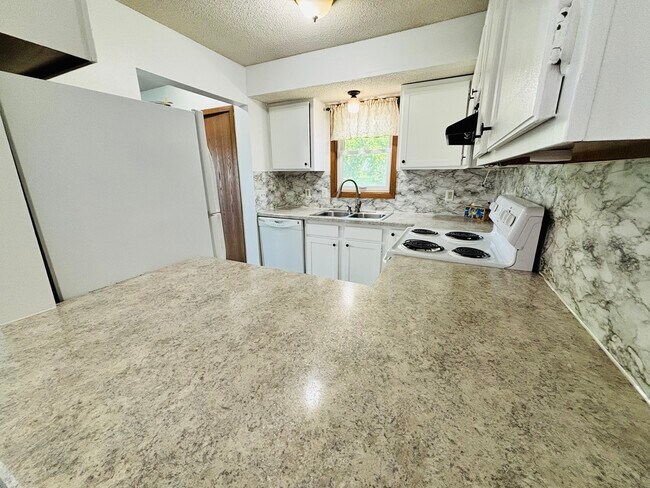 Building Photo - 940 E Travelers Trl