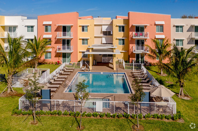 Piscina - Heron Estates Apartments: 62 and Up Community