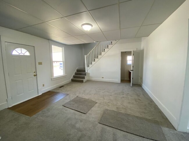 Building Photo - 2 Bedroom 1 Bathroom Unit Available in Urb...