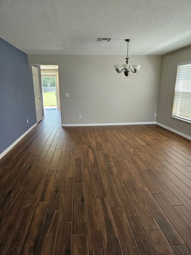Building Photo - Beautiful 4 bed 2.5 bath home in Sanford F...