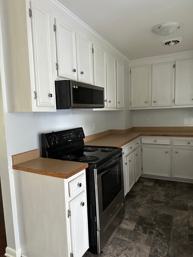 Elec Range w/smart microwave - 1008 N Harrison St