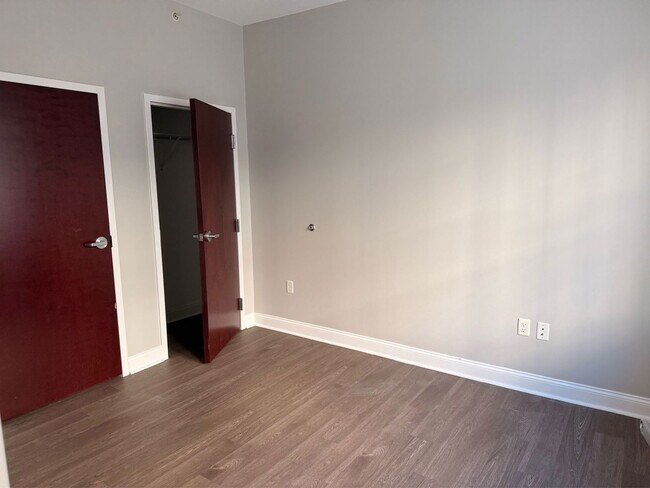 Building Photo - 210 Farmington Ave