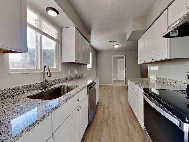 Building Photo - Move-In Ready 3BR Home in Jacksonville FL | Fenced Backyard, Carport & Modern Upgrades