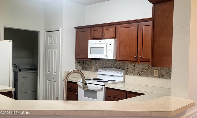 Foto del edificio - 1300 Riverplace Blvd
