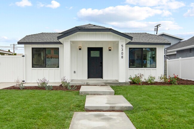 Foto del edificio - Charming Remodeled Craftsman w/ Modern Finishes in LA