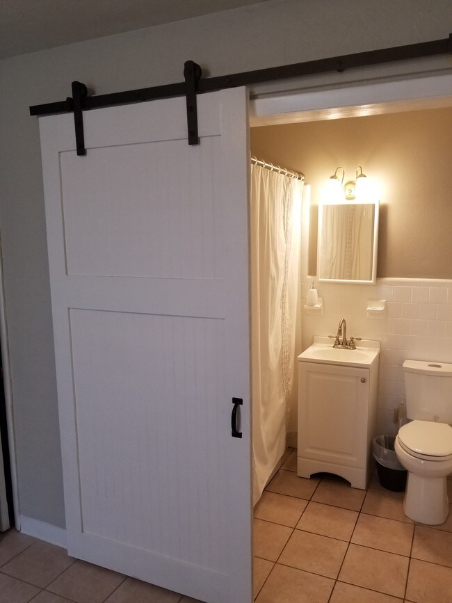 Baño Apartamento B - 14046 Vivian Dr