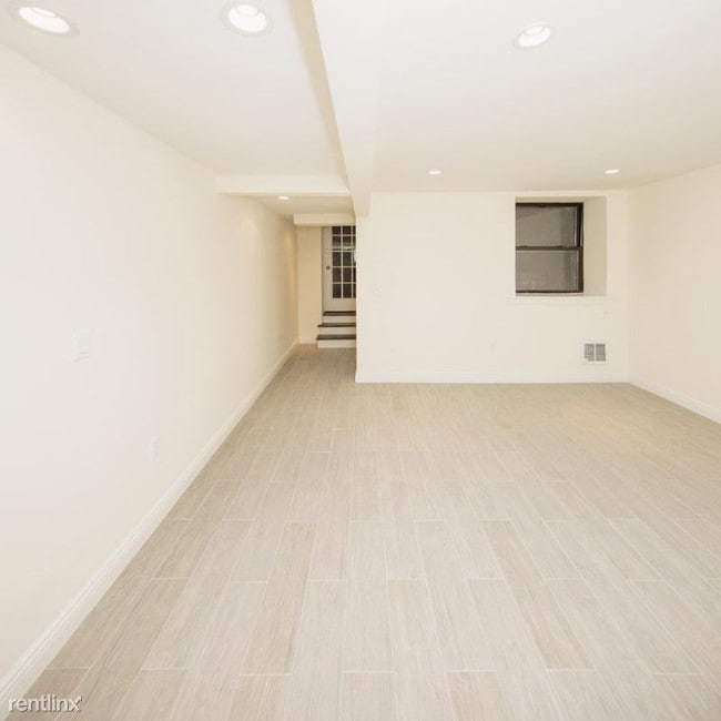 Building Photo - 1 br, 1 bath Townhome - 213 EAST 82ND STREET