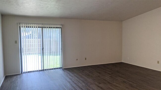 Foto del edificio - 4020 Blue Flag Ln