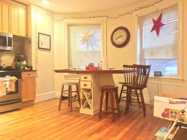 Foto del edificio - Brookline 4Bed Near B, C, D Lines!