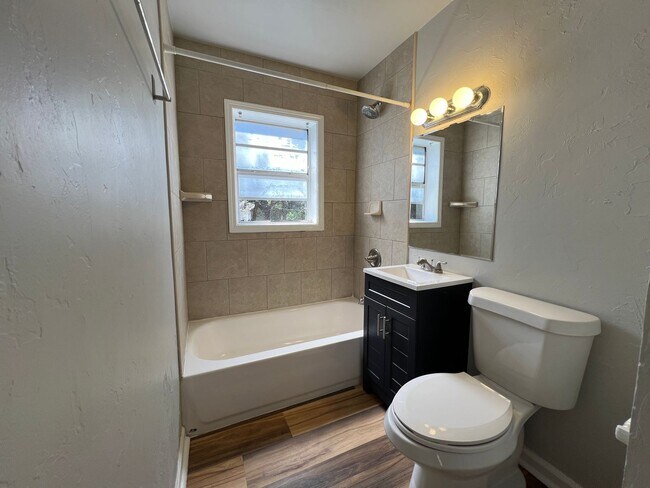Foto del edificio - Fully Remodeled Home In Great Area Near Ti...