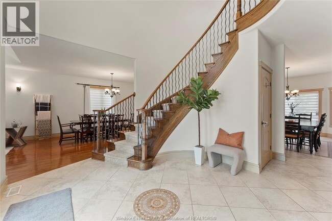 Building Photo - 446 Mountbatten Crescent