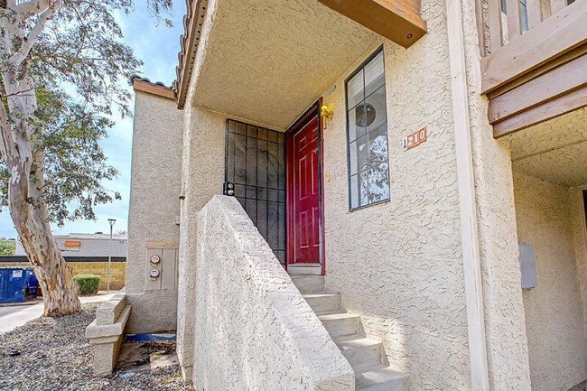 Building Photo - 818 S Westwood