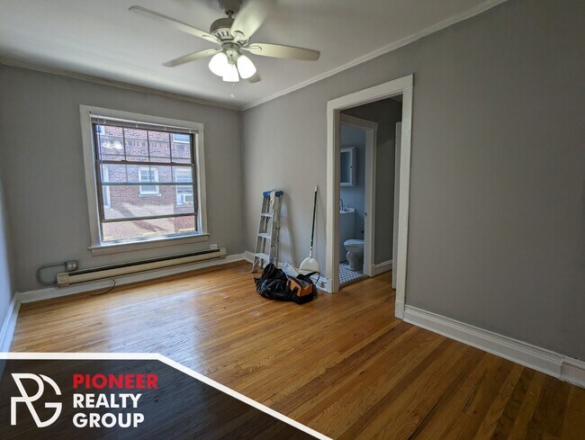Building Photo - 3269 W Wrightwood Ave
