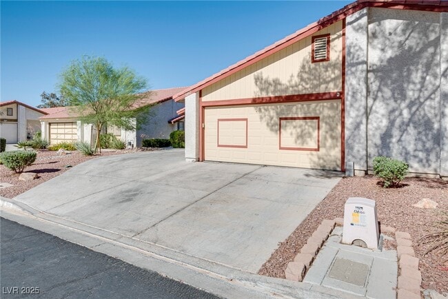 Building Photo - 5242 Dickens Dr
