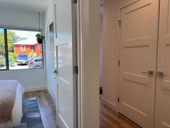 Building Photo - Ideal Ballard townhouse - 2bed +Office