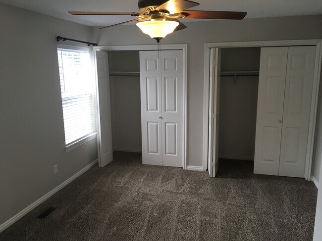 Building Photo - Great Town home