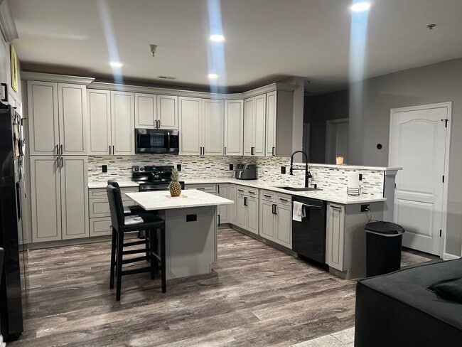 Building Photo - 400 Symphony Cir