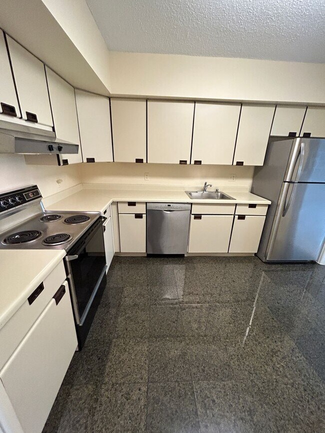 Foto del edificio - Nice One Bed + One Bath in Luxury Secure Doorman Bldg