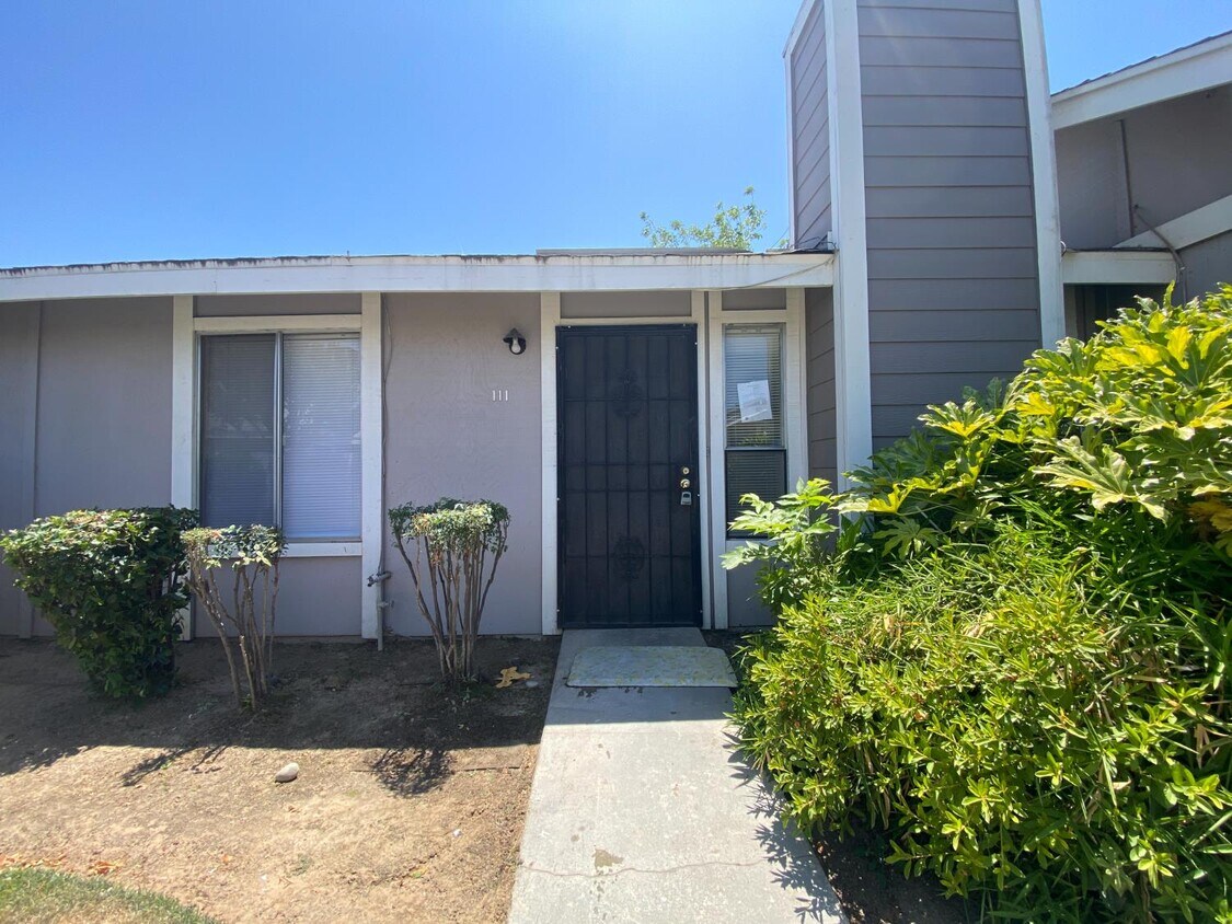 Primary Photo - 1027 W Dakota Ave