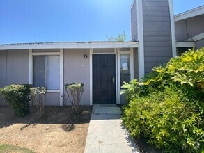 Building Photo - 1027 W Dakota Ave