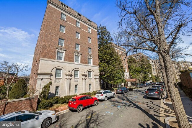 Foto del edificio - 1661 Crescent Pl NW