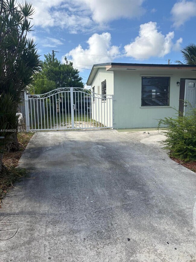 Foto del edificio - 10791 SW 221st St Rd