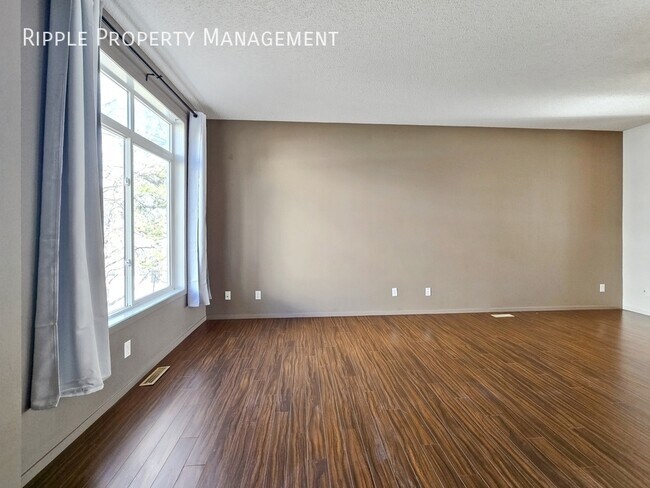 Photo du bâtiment - STUNNING 2 BEDS, 1.5 BATHS TOWNHOUSE | DOUBLE GARAGE