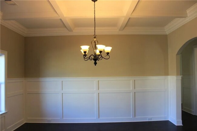 Building Photo - 5 bed, 3.5 bath home in Cotswolds!