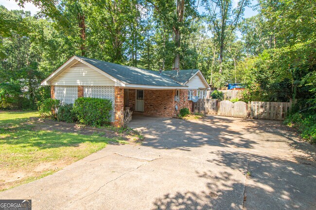 Building Photo - 1005 College Station Rd