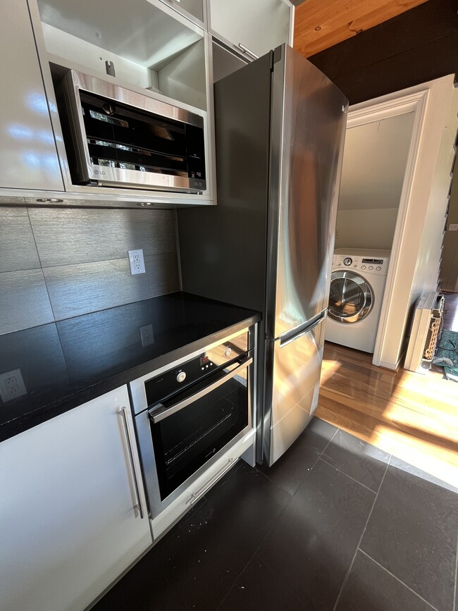 Building Photo - 1079 Modoc Way