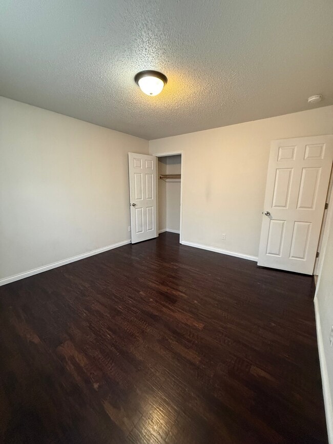 Building Photo - 405 Douglas