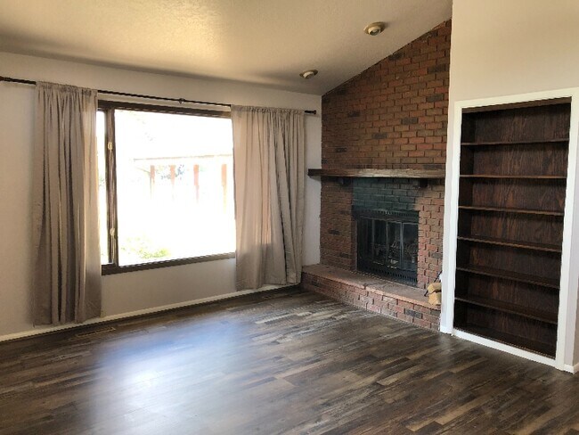 Building Photo - 181 Erickson Ct E