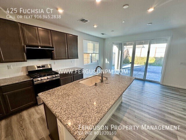Building Photo - 425 Fuchsia Ct
