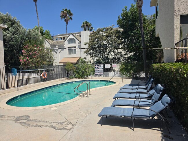 Building Photo - 5055 Coldwater Canyon Ave