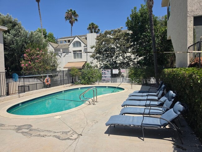 Building Photo - 5055 Coldwater Canyon Ave